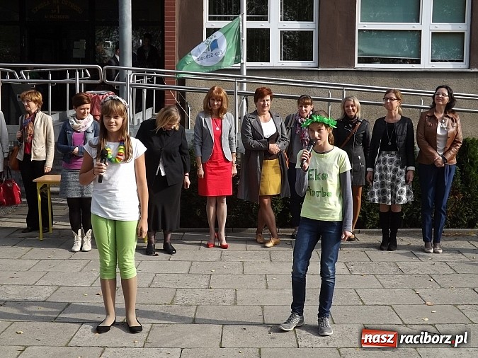 Zdjęcie w galerii na portalu naszraciborz.pl: Zielona flaga powiewa już nad SP 1 w Raciborzu wiadomości z regionu