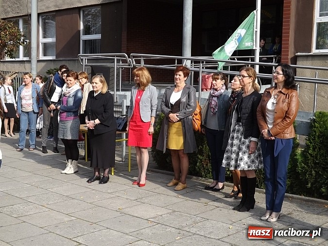 Zdjęcie w galerii na portalu naszraciborz.pl: Zielona flaga powiewa już nad SP 1 w Raciborzu wiadomości z regionu