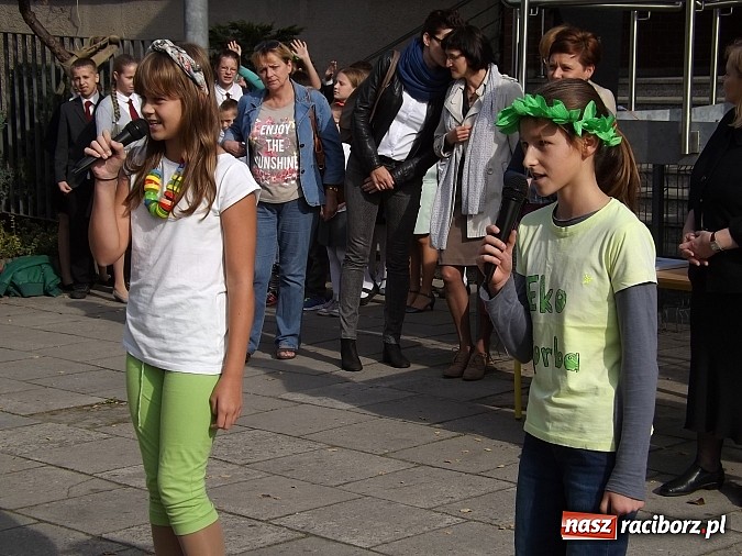 Zdjęcie w galerii na portalu naszraciborz.pl: Zielona flaga powiewa już nad SP 1 w Raciborzu wiadomości z regionu