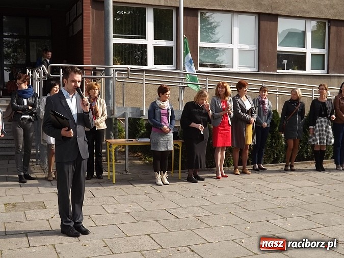 Zdjęcie w galerii na portalu naszraciborz.pl: Zielona flaga powiewa już nad SP 1 w Raciborzu wiadomości z regionu