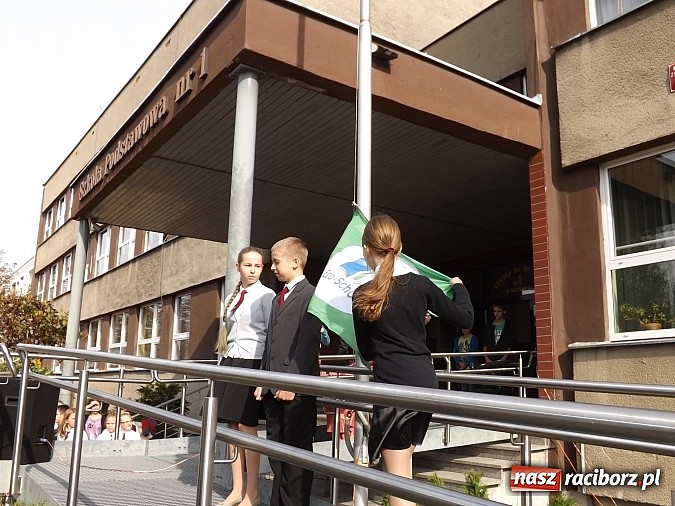 Zdjęcie w galerii na portalu naszraciborz.pl: Zielona flaga powiewa już nad SP 1 w Raciborzu wiadomości z regionu