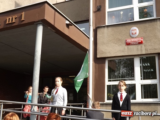 Zdjęcie w galerii na portalu naszraciborz.pl: Zielona flaga powiewa już nad SP 1 w Raciborzu wiadomości z regionu