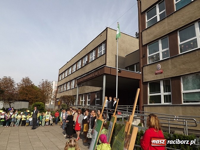Zdjęcie w galerii na portalu naszraciborz.pl: Zielona flaga powiewa już nad SP 1 w Raciborzu wiadomości z regionu