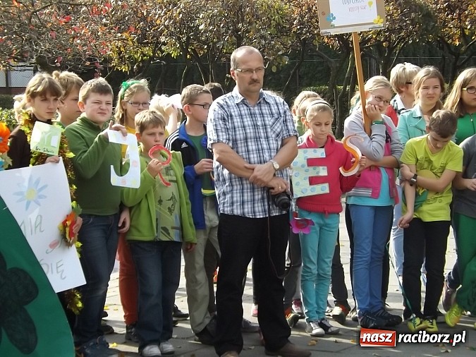 Zdjęcie w galerii na portalu naszraciborz.pl: Zielona flaga powiewa już nad SP 1 w Raciborzu wiadomości z regionu