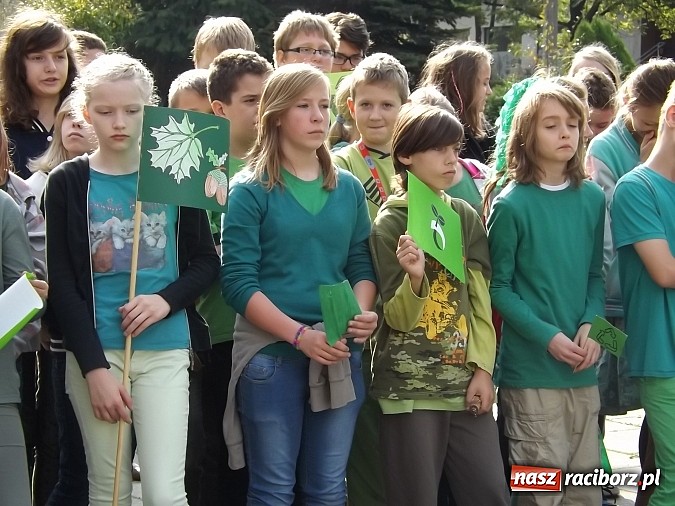 Zdjęcie w galerii na portalu naszraciborz.pl: Zielona flaga powiewa już nad SP 1 w Raciborzu wiadomości z regionu