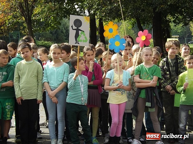 Zdjęcie w galerii na portalu naszraciborz.pl: Zielona flaga powiewa już nad SP 1 w Raciborzu wiadomości z regionu