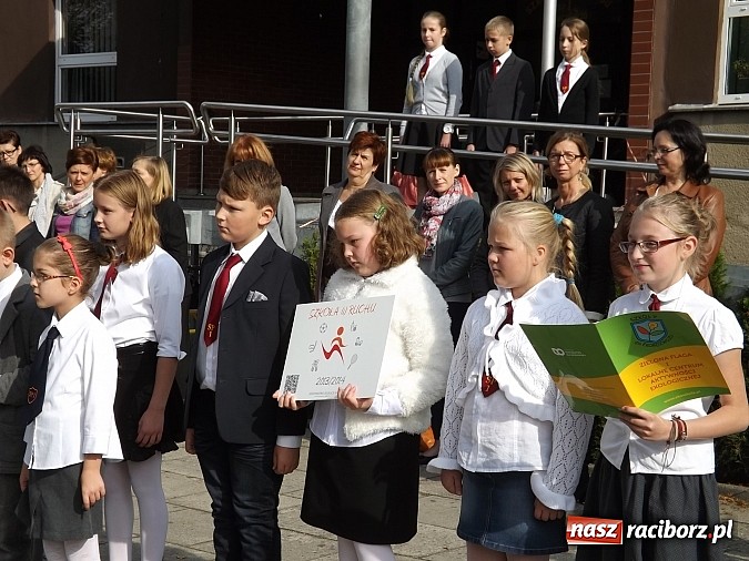 Zdjęcie w galerii na portalu naszraciborz.pl: Zielona flaga powiewa już nad SP 1 w Raciborzu wiadomości z regionu