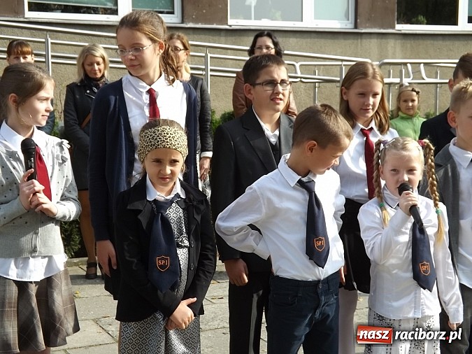 Zdjęcie w galerii na portalu naszraciborz.pl: Zielona flaga powiewa już nad SP 1 w Raciborzu wiadomości z regionu