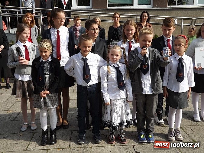 Zdjęcie w galerii na portalu naszraciborz.pl: Zielona flaga powiewa już nad SP 1 w Raciborzu wiadomości z regionu