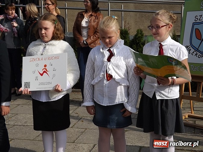 Zdjęcie w galerii na portalu naszraciborz.pl: Zielona flaga powiewa już nad SP 1 w Raciborzu wiadomości z regionu
