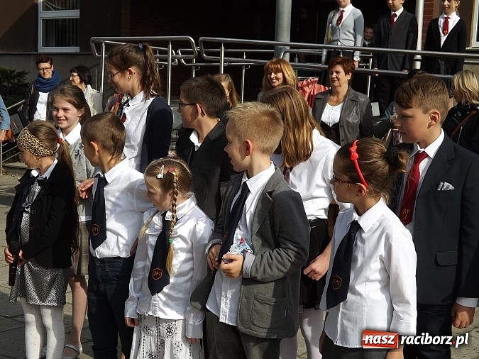 Zdjęcie w galerii na portalu naszraciborz.pl: Zielona flaga powiewa już nad SP 1 w Raciborzu wiadomości z regionu