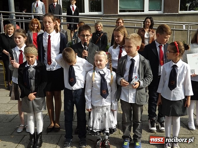 Zdjęcie w galerii na portalu naszraciborz.pl: Zielona flaga powiewa już nad SP 1 w Raciborzu wiadomości z regionu