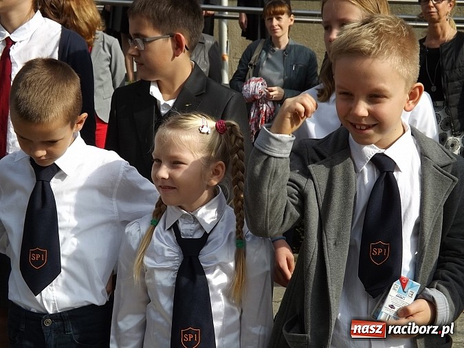 Zdjęcie w galerii na portalu naszraciborz.pl: Zielona flaga powiewa już nad SP 1 w Raciborzu wiadomości z regionu