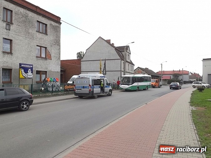 Zdjęcie w galerii na portalu naszraciborz.pl: Autobus zderzył się z oplem na Sudeckiej wiadomości z regionu