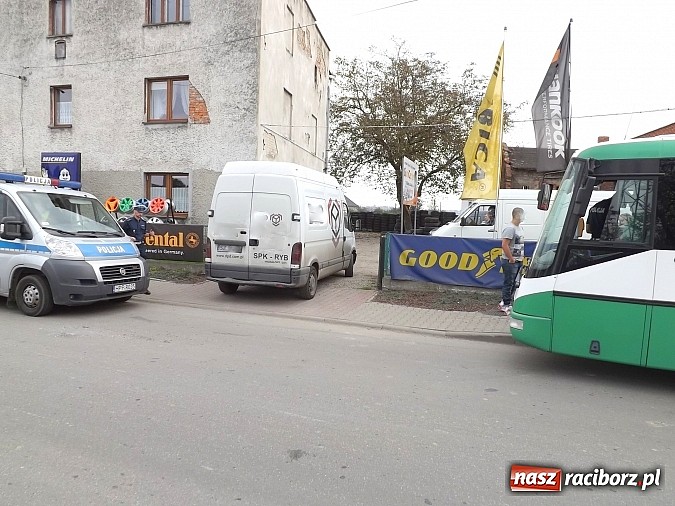 Zdjęcie w galerii na portalu naszraciborz.pl: Autobus zderzył się z oplem na Sudeckiej wiadomości z regionu