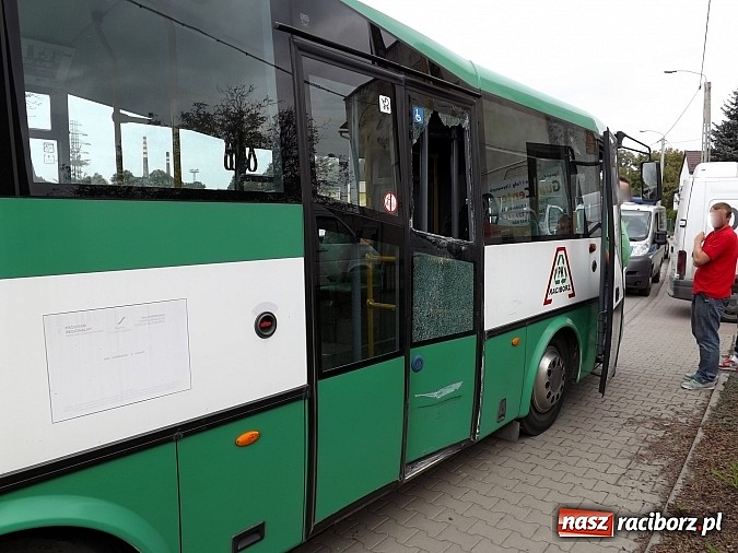 Zdjęcie w galerii na portalu naszraciborz.pl: Autobus zderzył się z oplem na Sudeckiej wiadomości z regionu