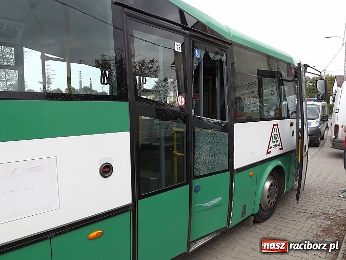 Zdjęcie w galerii na portalu naszraciborz.pl: Autobus zderzył się z oplem na Sudeckiej wiadomości z regionu