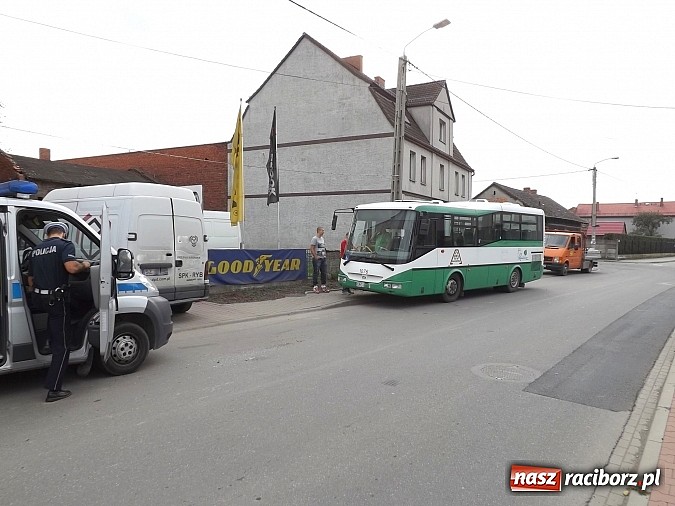 Zdjęcie w galerii na portalu naszraciborz.pl: Autobus zderzył się z oplem na Sudeckiej wiadomości z regionu
