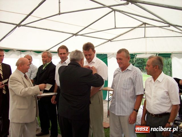 Zdjęcie w galerii na portalu naszraciborz.pl: Mecze dla kibiców, odznaki dla zasłużonych wiadomości z regionu