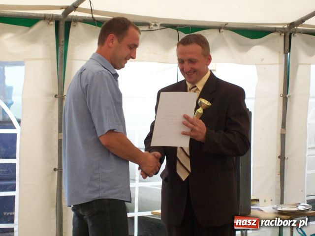 Zdjęcie w galerii na portalu naszraciborz.pl: Mecze dla kibiców, odznaki dla zasłużonych wiadomości z regionu