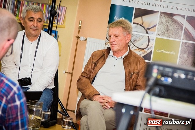 Zdjęcie w galerii na portalu naszraciborz.pl: Borewicz/Malanowski w raciborskiej bibliotece wiadomości z regionu