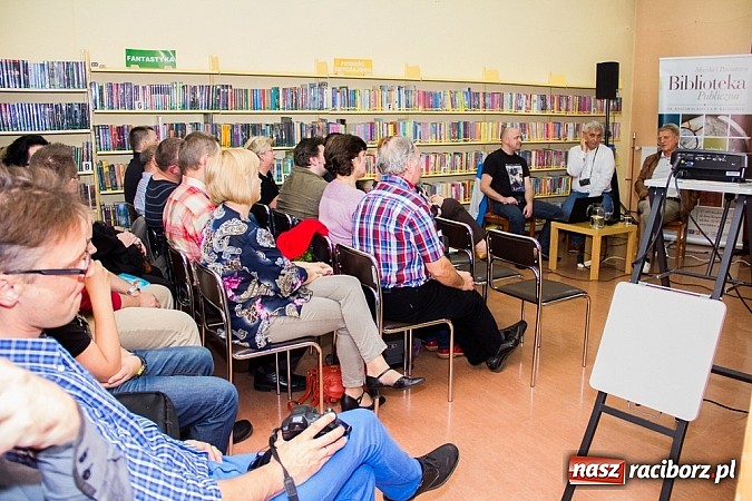 Zdjęcie w galerii na portalu naszraciborz.pl: Borewicz/Malanowski w raciborskiej bibliotece wiadomości z regionu