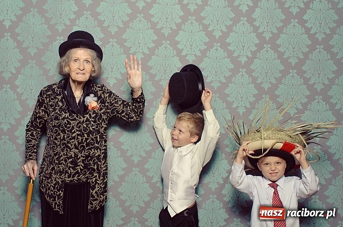 Zdjęcie w galerii na portalu naszraciborz.pl: Maski, wąsy, peruki i mn&oacute;stwo śmiechu. Skuś się na zabawę z FotoBudką 007! wiadomości z regionu