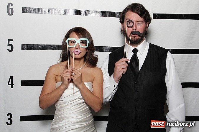 Zdjęcie w galerii na portalu naszraciborz.pl: Maski, wąsy, peruki i mn&oacute;stwo śmiechu. Skuś się na zabawę z FotoBudką 007! wiadomości z regionu