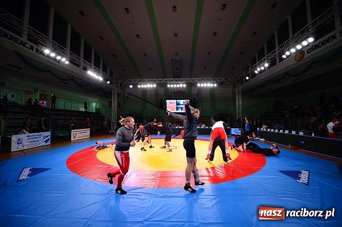 Zdjęcie w galerii na portalu naszraciborz.pl: Wielkie zapaśnicze show w Arenie Rafako. Polska vs reszta świata 4:5 wiadomości z regionu