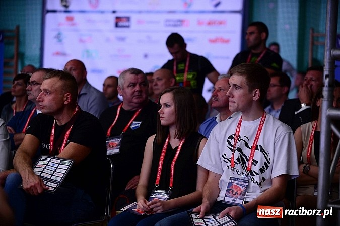 Zdjęcie w galerii na portalu naszraciborz.pl: Wielkie zapaśnicze show w Arenie Rafako. Polska vs reszta świata 4:5 wiadomości z regionu