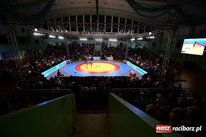 Zdjęcie w galerii na portalu naszraciborz.pl: Wielkie zapaśnicze show w Arenie Rafako. Polska vs reszta świata 4:5 wiadomości z regionu