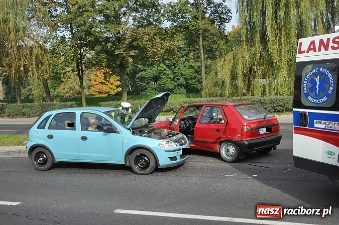 Zdjęcie w galerii na portalu naszraciborz.pl: Kolejna kraksa na Reymonta przy straży pożarnej wiadomości z regionu