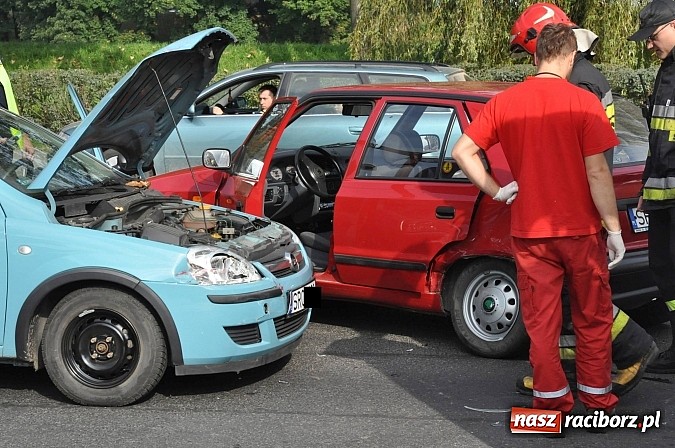 Zdjęcie w galerii na portalu naszraciborz.pl: Kolejna kraksa na Reymonta przy straży pożarnej wiadomości z regionu