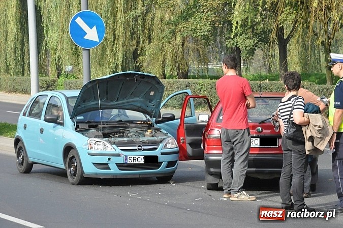 Zdjęcie w galerii na portalu naszraciborz.pl: Kolejna kraksa na Reymonta przy straży pożarnej wiadomości z regionu