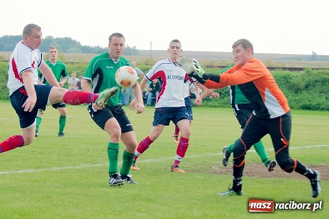 Zdjęcie w galerii na portalu naszraciborz.pl: Zacięty pojedynek w Cyprzanowie. Z Ocicami bez bramek wiadomości z regionu