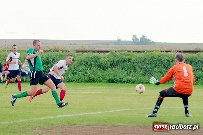 Zdjęcie w galerii na portalu naszraciborz.pl: Zacięty pojedynek w Cyprzanowie. Z Ocicami bez bramek wiadomości z regionu