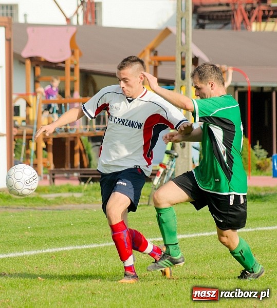 Zdjęcie w galerii na portalu naszraciborz.pl: Zacięty pojedynek w Cyprzanowie. Z Ocicami bez bramek wiadomości z regionu