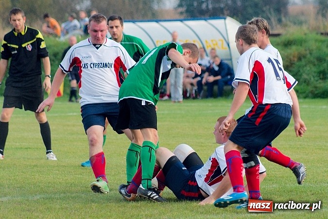 Zdjęcie w galerii na portalu naszraciborz.pl: Zacięty pojedynek w Cyprzanowie. Z Ocicami bez bramek wiadomości z regionu