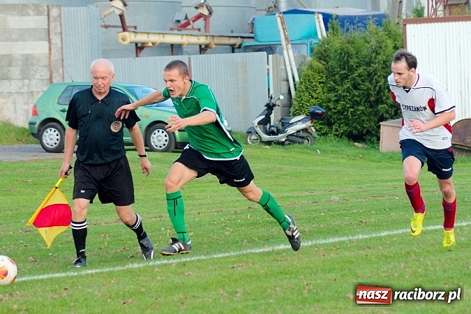 Zdjęcie w galerii na portalu naszraciborz.pl: Zacięty pojedynek w Cyprzanowie. Z Ocicami bez bramek wiadomości z regionu