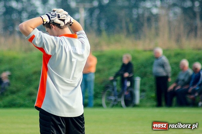 Zdjęcie w galerii na portalu naszraciborz.pl: Zacięty pojedynek w Cyprzanowie. Z Ocicami bez bramek wiadomości z regionu