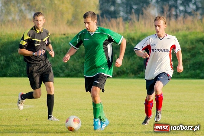 Zdjęcie w galerii na portalu naszraciborz.pl: Zacięty pojedynek w Cyprzanowie. Z Ocicami bez bramek wiadomości z regionu