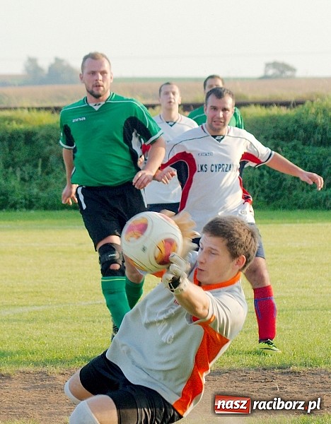 Zdjęcie w galerii na portalu naszraciborz.pl: Zacięty pojedynek w Cyprzanowie. Z Ocicami bez bramek wiadomości z regionu