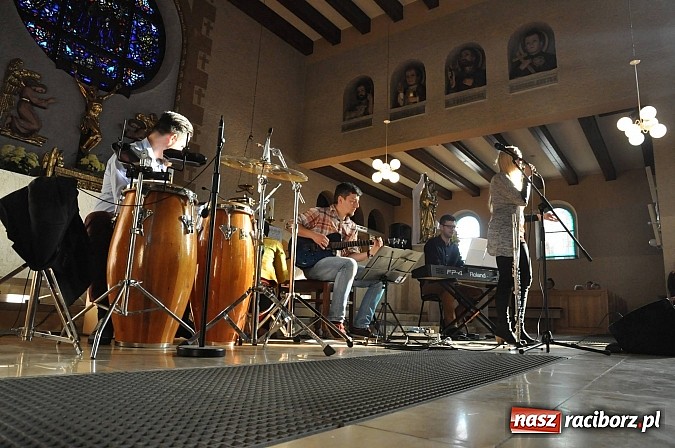 Zdjęcie w galerii na portalu naszraciborz.pl: Voices for Hospices - koncert uwielbienia w kościele na Ocicach wiadomości z regionu