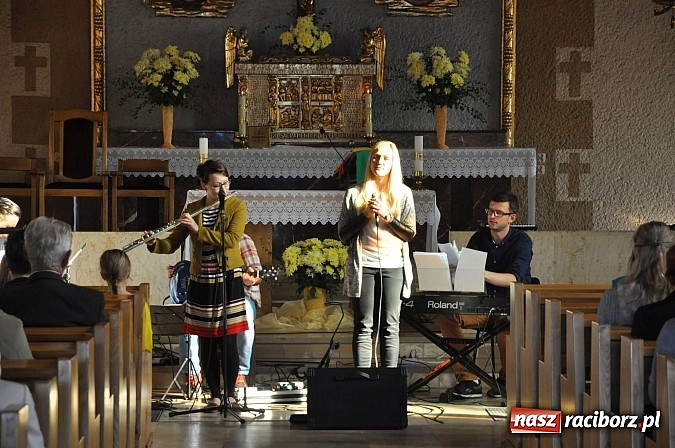 Zdjęcie w galerii na portalu naszraciborz.pl: Voices for Hospices - koncert uwielbienia w kościele na Ocicach wiadomości z regionu