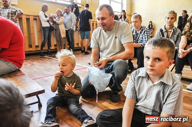 Zdjęcie w galerii na portalu naszraciborz.pl: Księża roznieśli w pył absolwentów  wiadomości z regionu