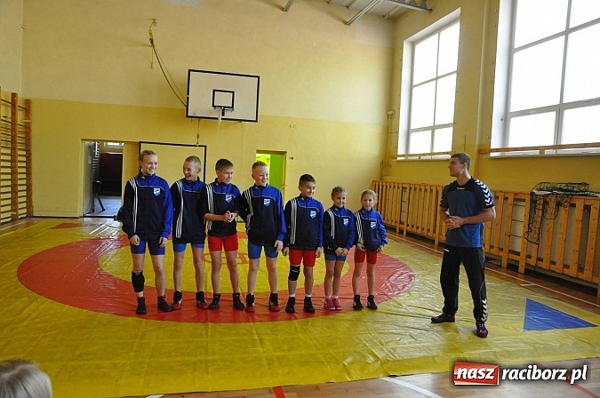 Zdjęcie w galerii na portalu naszraciborz.pl: Księża roznieśli w pył absolwentów  wiadomości z regionu