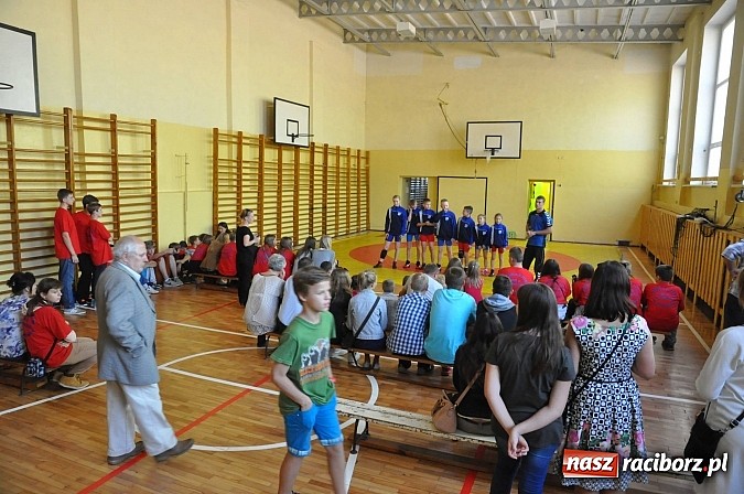 Zdjęcie w galerii na portalu naszraciborz.pl: Księża roznieśli w pył absolwentów  wiadomości z regionu