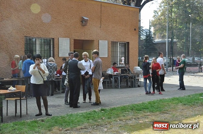 Zdjęcie w galerii na portalu naszraciborz.pl: Księża roznieśli w pył absolwentów  wiadomości z regionu