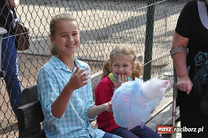 Zdjęcie w galerii na portalu naszraciborz.pl: Księża roznieśli w pył absolwentów  wiadomości z regionu