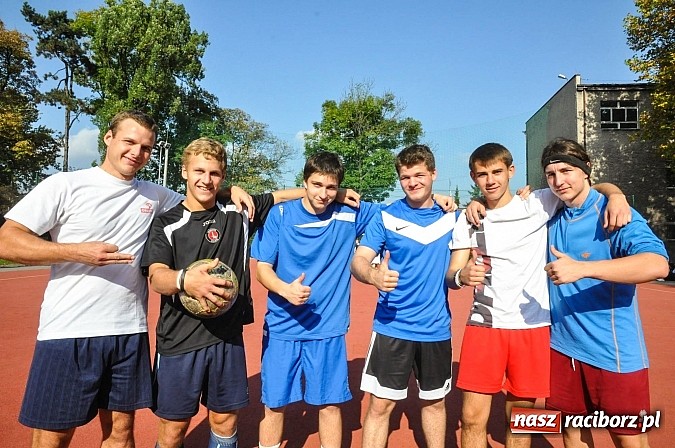 Zdjęcie w galerii na portalu naszraciborz.pl: Księża roznieśli w pył absolwentów  wiadomości z regionu